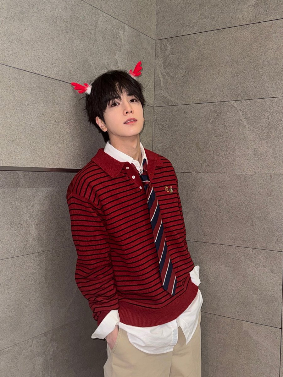 YOUNGGHUON's tweet photo. Feel a bit christmassy as we headed close to Christmas. So does the MBC themed outfit yesterday were fully red, matched with the Christmas vibes. 🎄 https://t.co/kQMF2oy1XZ