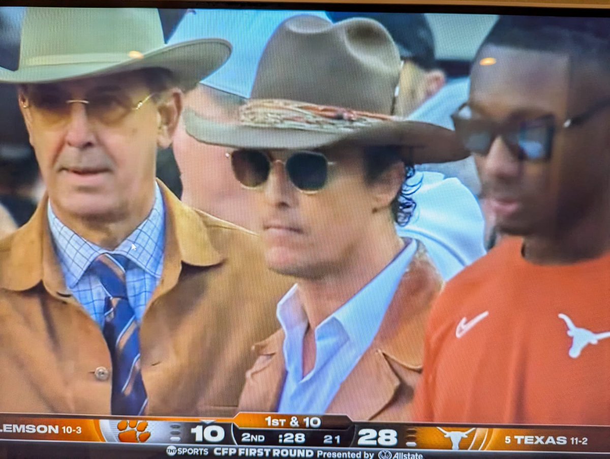 cliffnote's tweet image. The longhorns backup mascot, the thespian cowboy, makes another appearance.  #longhornsmascot @TexasFootball @ClemsonFB #CFBPlayoff