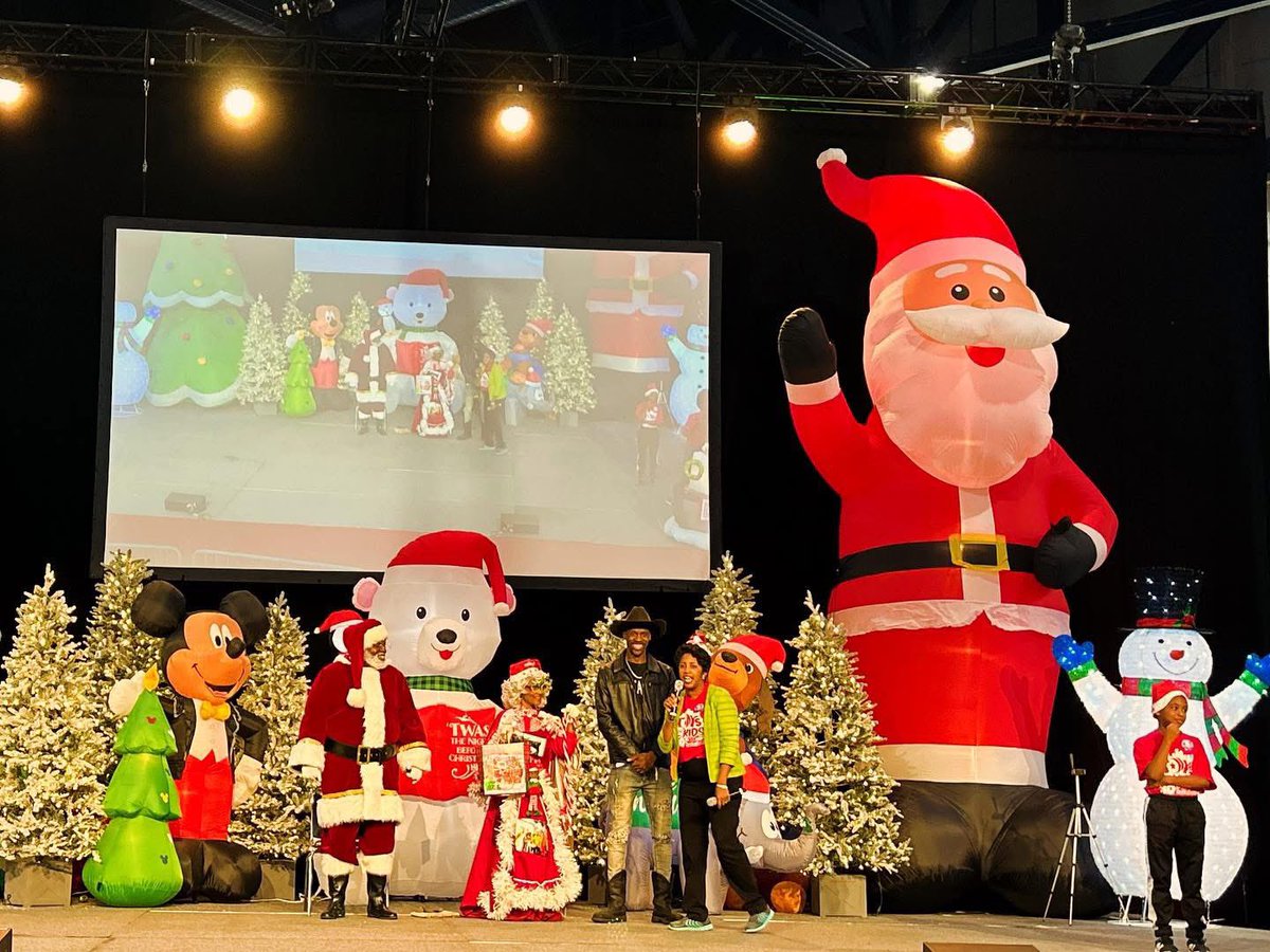 0tw100's tweet image. At the 30th Annual #ToysforKids Christmas toy giveaway in memory of our dear late Congresswoman Sheila @JacksonLeeTX18. U.S. Rep. @EricaSLeeCarter 

Happy Holidays Everyone!!!🎄🎄🎄🎁🎁🎁🎅🤶

Spread Holiday cheer!!! Hi Santa 🎅 🎅🎅🎄🎄🎄🕎🕎🕎❤️💚❤️💚✨✨✨