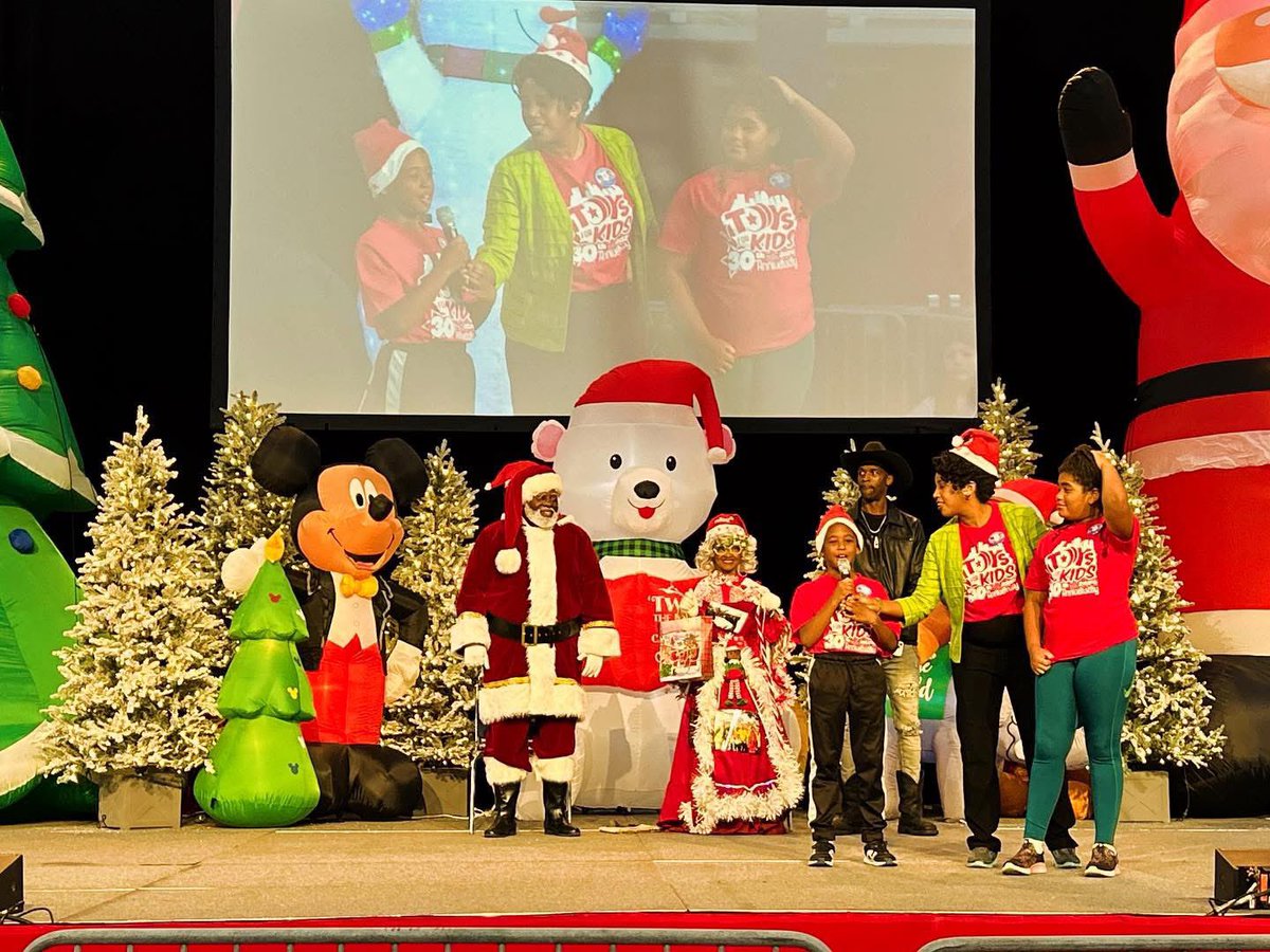 0tw100's tweet image. At the 30th Annual #ToysforKids Christmas toy giveaway in memory of our dear late Congresswoman Sheila @JacksonLeeTX18. U.S. Rep. @EricaSLeeCarter 

Happy Holidays Everyone!!!🎄🎄🎄🎁🎁🎁🎅🤶

Spread Holiday cheer!!! Hi Santa 🎅 🎅🎅🎄🎄🎄🕎🕎🕎❤️💚❤️💚✨✨✨