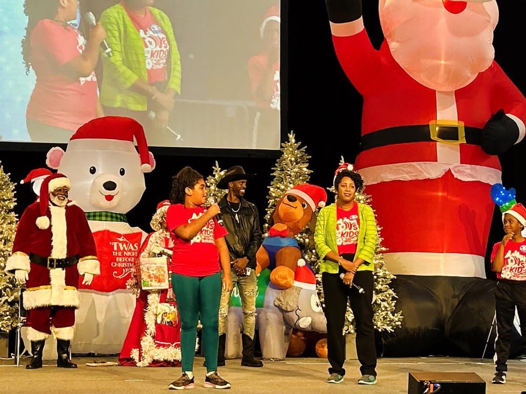 0tw100's tweet image. At the 30th Annual #ToysforKids Christmas toy giveaway in memory of our dear late Congresswoman Sheila @JacksonLeeTX18. U.S. Rep. @EricaSLeeCarter 

Happy Holidays Everyone!!!🎄🎄🎄🎁🎁🎁🎅🤶

Spread Holiday cheer!!! Hi Santa 🎅 🎅🎅🎄🎄🎄🕎🕎🕎❤️💚❤️💚✨✨✨