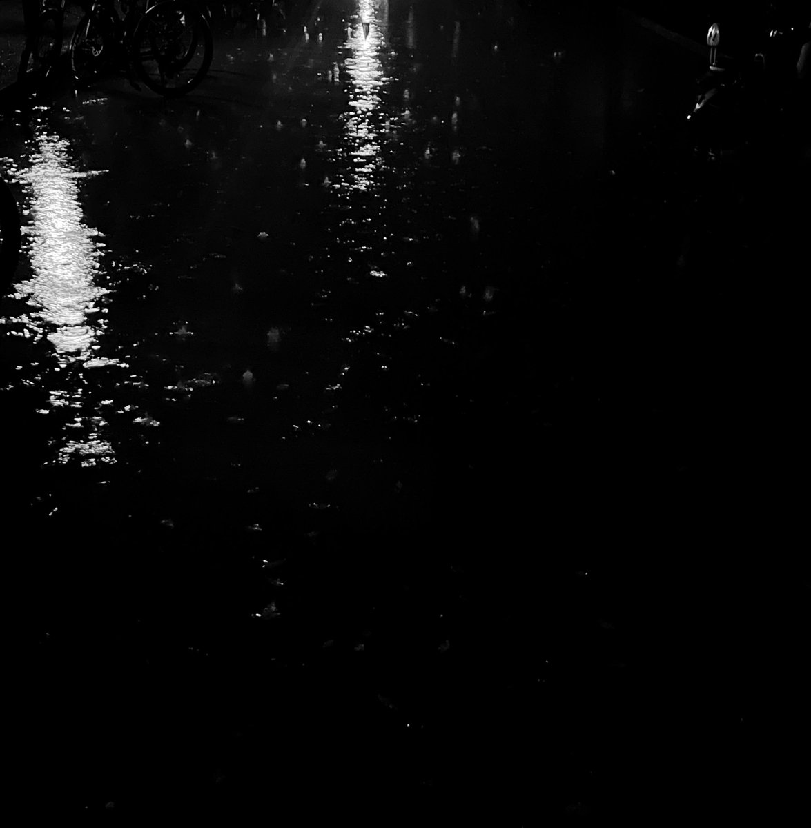 天空下起了雨，我不知道这次雨究竟会下多久，我也不知道下了多久，只发现我好像一直在雨中，直至雨水从发梢落下，滑到嘴边，雨水的涩才让我发现这场雨已经下了很久了，它会继续冲刷着我，任由风的鞭打，我想逃离，却被按在原地。