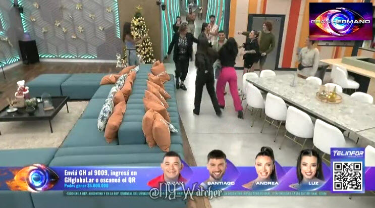 NY_Watcher's tweet photo. #GH2025 The Nominated Housemates came out of their Dinner acting they like were fighting but the other Housemates didn't believe them and knew they were acting - Atleast they came out in a Good Mood after supposedly saying things to their Faces 🤔
#GranHermano
#GHAR21D
#GH21D https://t.co/h4oHvvwZoY
