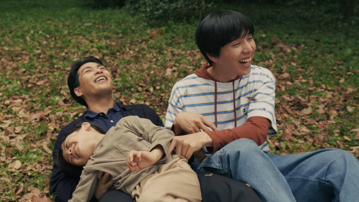 TarizSolis's tweet photo. Pernah nggak nonton series tapi nggak mau cepet-cepet kelar karena saking bagusnya & terlalu cinta sama karakter-karakternya?

Itulah yg kurasain saat nonton Light of My Lion ini. Drama humanis yg tiap episodenya selalu ngasih penghiburan buat hati yg lara, pelukan mendamaikan serta alasan untuk menitikkan air mata. Menariknya lagi, series yg soroti orang-orang yg hanya ingin mencintai & dicintai ini juga punya elemen misteri kuat yg memancing rasa ingin tahu.

Ceritanya tentang sepasang kakak adik yatim piatu yg hidup bahagia dalam rutinitas yg tak boleh diganggu gugat. Tapi segala keteraturan serta ketenangan yg berusaha dijaga seketika ambyar usai seorang bocah misterius tiba-tiba muncul di depan rumah mereka & mengajukan permintaan tak biasa: minta dirawat. 

Highly recommended!