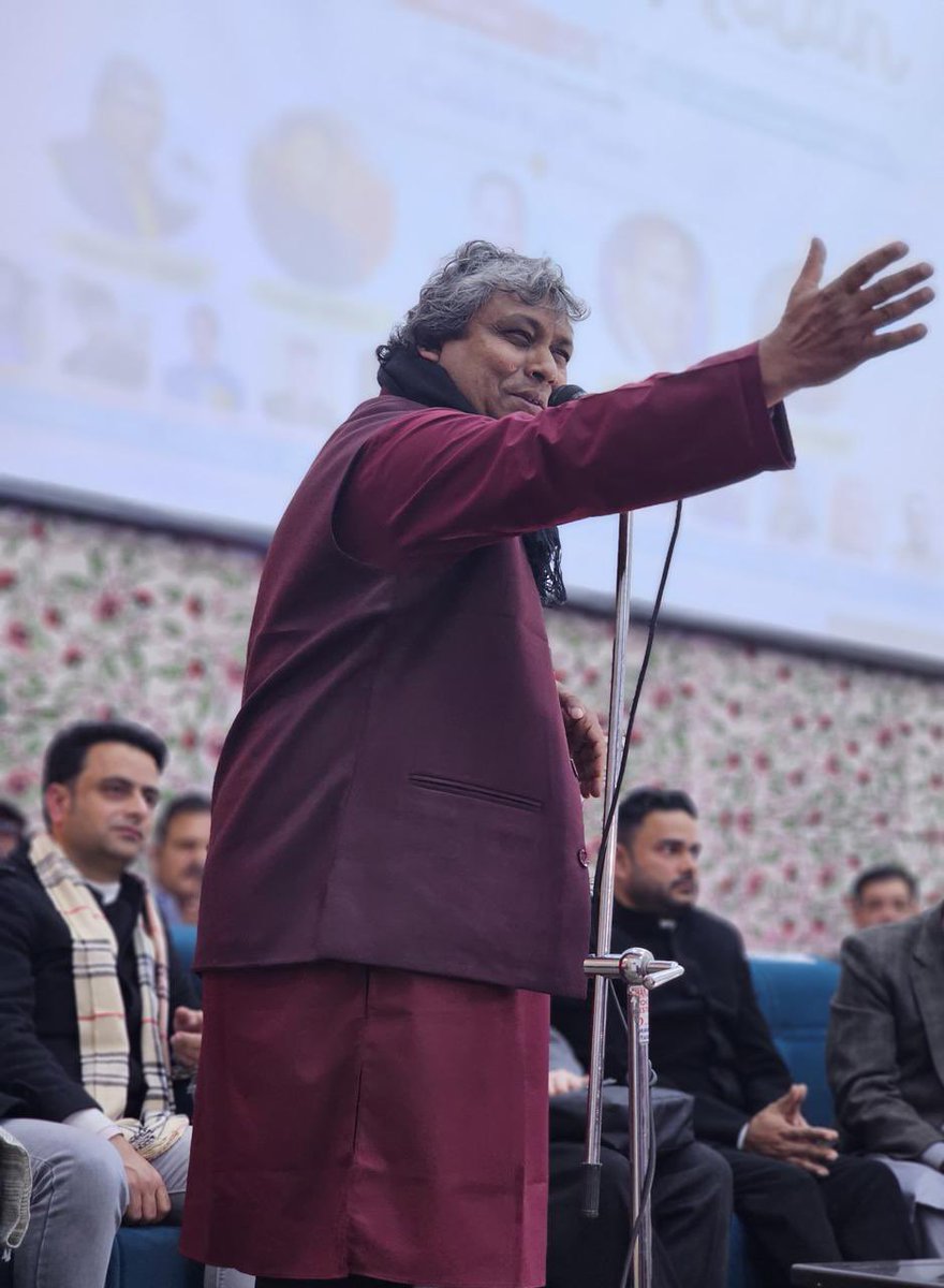 Samarpayaami07's tweet photo. क़हक़हा मार के हंसते हुए रोएंगे यहीं 
दाग़ जो दिल पे लगा है उसे धोएंगे यहीं 

जब तलक लौट के आता नहीं जाने वाला 
दिन बैठेंगे यहीं रात में सोएंगे यहीं 

ये जो हम सहरा लिए फिरते हैं अपने अन्दर 
तिशनगी तुझको किसी रोज़ डुबोएंगे यहीं 

- शकील आज़मी https://t.co/NMsAVAr3hr