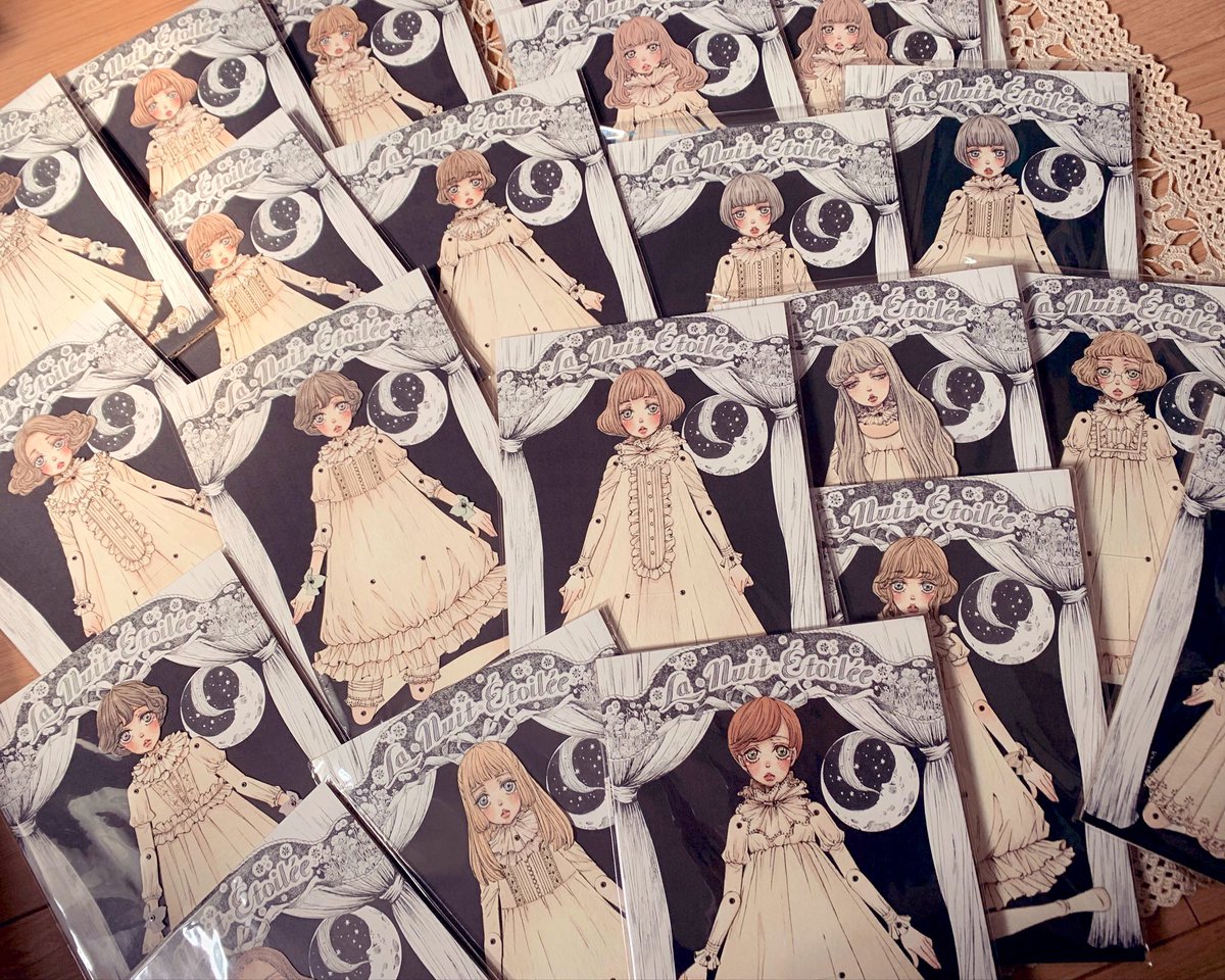 ここ数日ペーパードールキットについて気にかけてくださるポストをたくさん見かけて嬉しい限りです。
高円寺のトゥーティッキさんに常設販売の箱をお借りしています。色々なお顔、ネグリジェの組み合わせがございますので写真は一例です。
通販も対応してくださいますので、年末年始の楽しみに是非✨ 