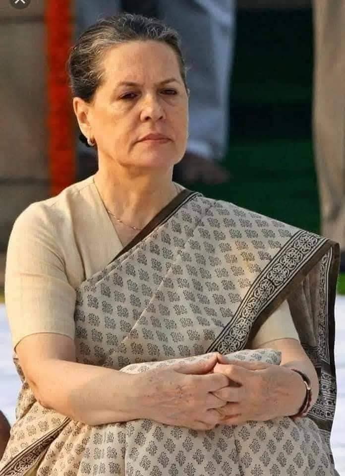 ocupdate's tweet photo. कांग्रेस की सोच हमारी सोचने की क्षमता से भी ज्यादा विनाशकारी है....

#श्री_अटल_बिहारी_वाजपेयी की सरकार के समय, एक मशहूर कम्पनी #एनरॉन ने महाराष्ट्र के दाभोल में कारखाना लगाने की प्लानिंग की, लेकिन यह स्थानीय लोगों के प्रतिरोध के कारण हो न सका। फलस्वरूप बदलती विषम परिस्थितियों से नाराज एनरॉन ने भारत सरकार पर 38,000 करोड़ के नुकसान की भरपाई का मुकदमा दायर कर दिया।
वाजपेयी सरकार ने #हरीश_साल्वे, जिन्हें आप सभी जानते है ने कुलभूषण जाधव का मुकदमा इंटरनेशनल कोर्ट ऑफ जस्टिस में लड़ कर जीता, को भारत सरकार का वकील नियुक्त किया। पर आप जान कर चोंक जाएंगे कि एनरॉन के वकील #पी_चिदंबरम बने यानी पी चिदंबरम भारत के विरुद्ध।
समय बीता, यूपीए सरकार बनी, कैबिनेट मंत्री चिदंबरम एनरॉन की तरफ से मुकदमा नहीं लड़ सकते थे पर वो कानूनी सलाहकार बने रहे और वो मुकदमे को एनरॉन के पक्ष में करने में सक्षम थे।
अगला खुलासा और चौकानें वाला है।
चिदंबरम ने तुरंत हरीश साल्वे को एनरॉन केस से हटा दिया।
हरीश साल्वे की जगह #खबर_कुरेशी को नियुक्त किया,आप ठीक समझे, ये वही #पाकिस्तानी वकील है जिसने कुलभूषण जाधव केस में पाकिस्तान सरकार का मुकदमा लड़ा।
जहां हरीश साल्वे 1रुपए में केस लड़ रहे थे वहीं कांग्रेस ने भारत सरकार कि तरफ से पाकिस्तानी वकील को 1400 करोड़ दिये वकील कि फीस के रुप में।
अंततः भारत मुकदमा हार गया और भारत सरकार को 38,000 करोड़ का भारी भरकम मुआवजा देना पड़ा। लेकिन लुटीयन मिडिया ने ये खबर या तो गोल दी या सरसरी तौर पर नहीं दिखाई ।
अब सोचिए कि 38000 करोड़ का मुकदमा लडने के लिए फीस कितनी ली होगी ? जो पाठक किसी क्लेम के केस मे वकील कि फीस तय करते है उन्हें पता होगा कि वकील केस देखकर दस प्रतिशत से लेकर साठ प्रतिशत तक फीस लेता है।
सोचिए इस पर कोई हंगामा नही हुआ ?
अगर ये केस मोदी के समय मे होता और भारत सरकार कोर्ट में हारती तो? चमचो की छोड़िए, भक्त भी डंडा लेकर मोदी के पीछे दोड़ते ।
और मजेदार बात जिन कम्पनियों का एनरान मे निवेश करके यह प्रोजेक्ट केवल फाईल किया था उनका निवेश महज मात्र 300 मिलियन डालर याने उस वक्त कि डालर रुपया विनियम दर के हिसाब से महज 1530 करोड़ था और वह भी बैठे बिठाये। महज सात साल मे 38,000 करोड़ का फायदा वो भी एक युनिट बिजली का संयंत्र लगाये बिना ???

(यह  थी विश्व प्रसिद्ध  अर्थशास्त्री,अनुभवी और पढे लिखे लुटेरो की सरकार) जो आज संविधान बचाव की दुहाई देने निकले है।
If you don’t mind