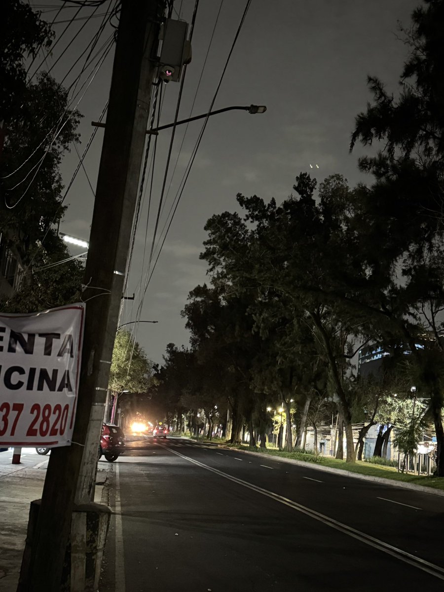 MaRaYa0415's tweet photo. En calzada de la Viga, entre eje 6 y playa encantada #reformaiztaccihuatl no hay alumbrado vial, las lamparas están fundidos y llevamos 3 noches así @CFEmx @SSC_CDMX @IztacalcoAl https://t.co/lDitZwY3ya