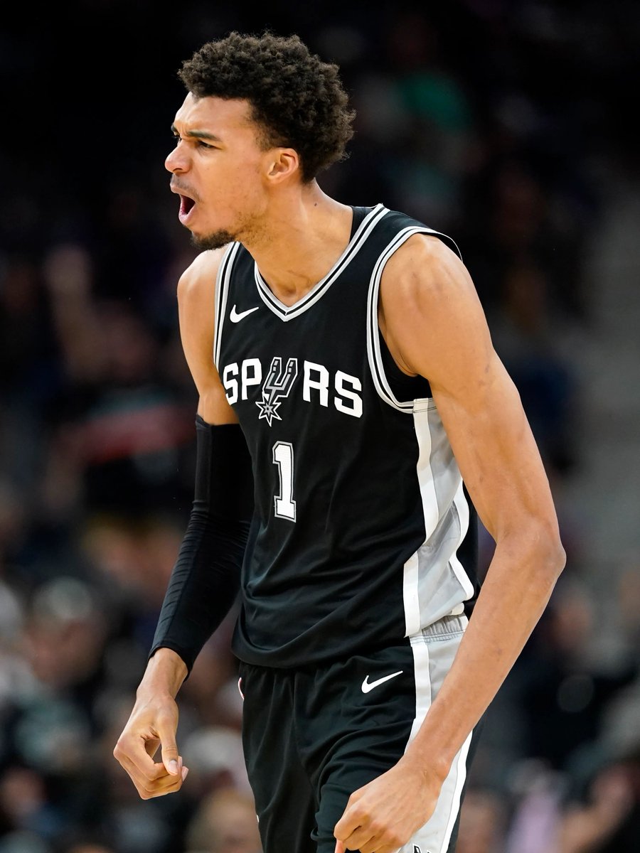 LegionHoops's tweet photo. VICTOR WEMBANYAMA TONIGHT:

30 POINTS
10 BLOCKS (T-CAREER-HIGH)
7 REBOUNDS
4 THREES
8/16 FG

DPOY? 🤯 https://t.co/FKjTo44nBm