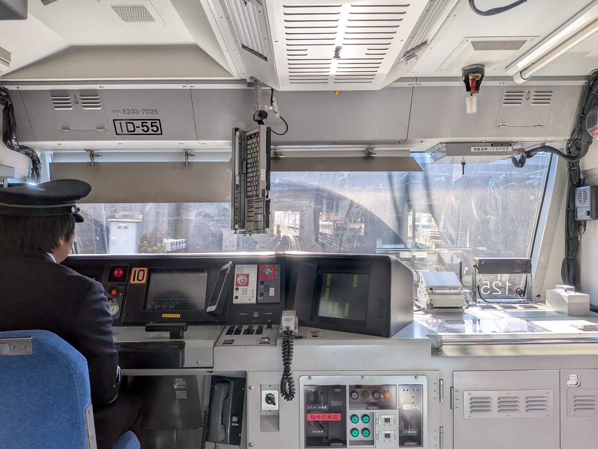 オレンジ地の両数表示と白い防護無線？