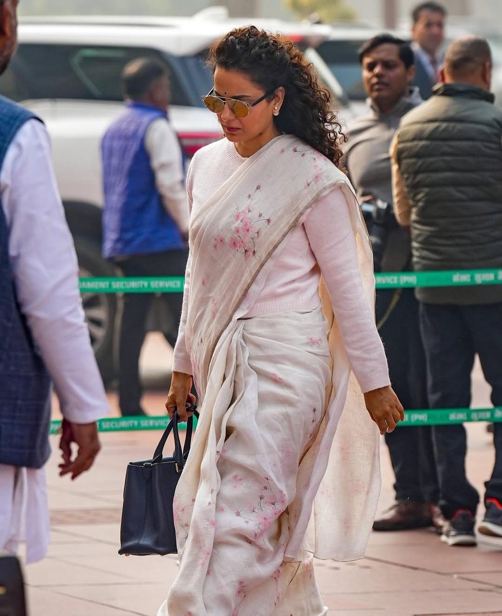 Bollywoodrule's tweet photo. All Kangana Ranaut Looks of Winter Session in Parliament 

Thread 🧵  1/5 https://t.co/z6OeTuUXar