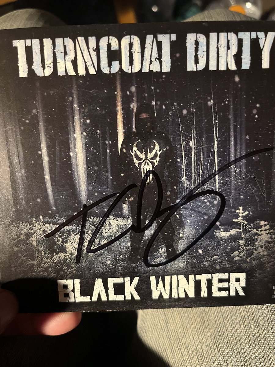 Jusflo_yaknow44's tweet image. Got my autographed copy of @TurnCoat_Dirty new project #BlackWinter thank you @MobstyleMusic