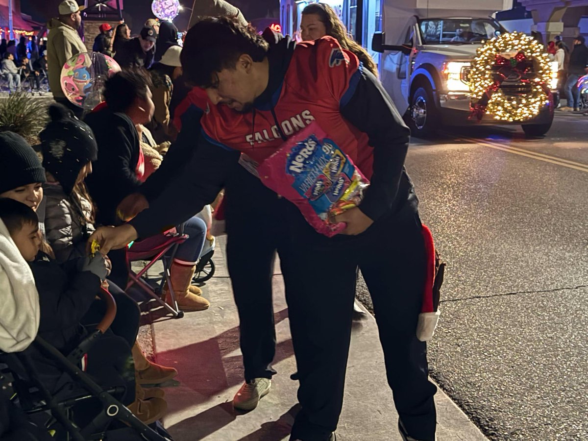 WHC_Falcons's tweet image. Thank you to the Coalinga Chamber of Commerce for inviting us to participate in the annual Christmas Parade 🏈🌲 #WinTheDay #FalconFamily #CultureOverScheme #Community
