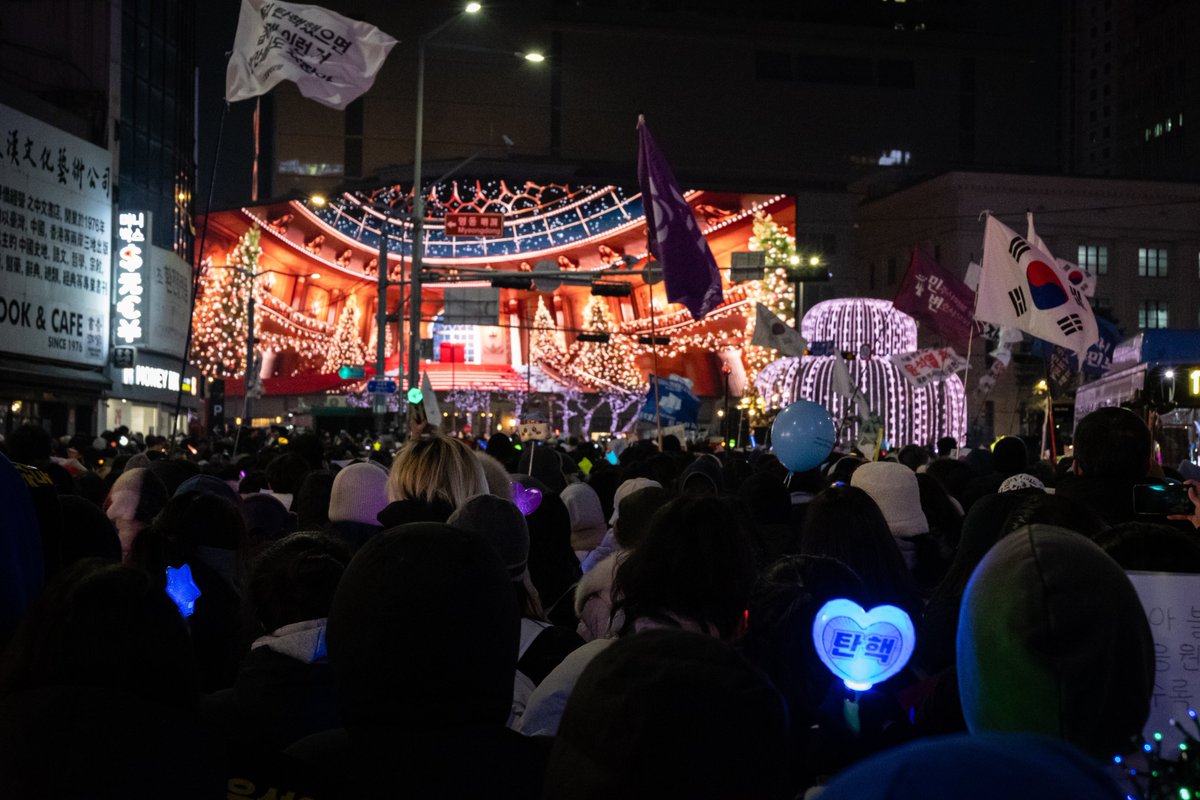 gimyejin's tweet photo. SEOUL, KoreaーYesterday (December 21), approximately 300,000 citizens gathered for rallies in the Gwanghwamun area, a week after President Yoon Suk Yeol's impeachment motion was passed in the National Assembly. People later marched to Myeongdong. Photo by Yejin Gim https://t.co/eJTaptLQlX