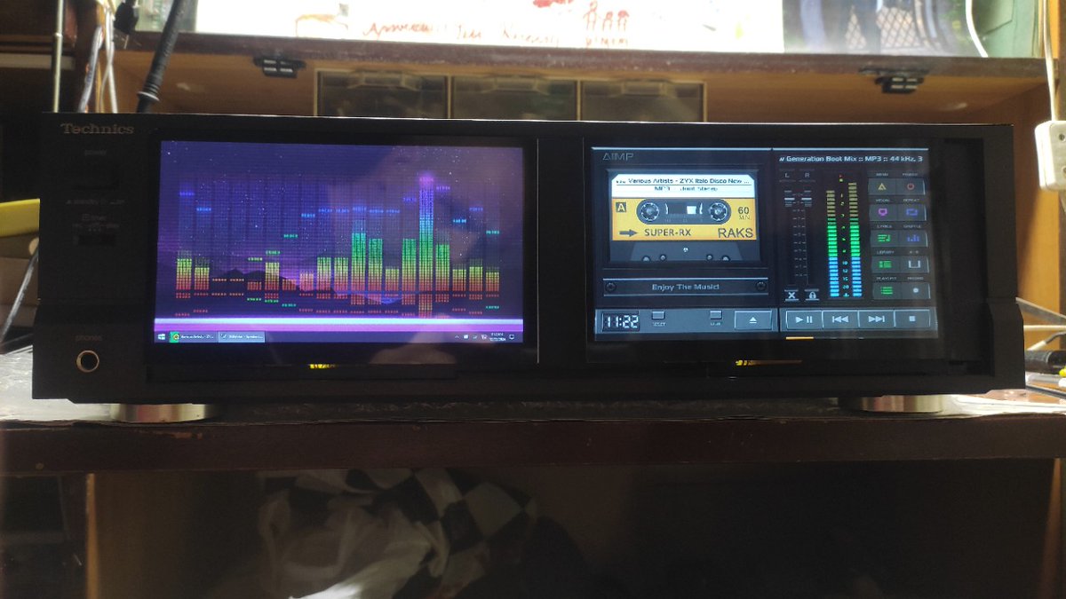 Thunder_Owl's tweet photo. What do you know - first tests already! It went kinda fast (within this one day) because all insides migrated from my previous FakeDeck, everything at once, like some big module.
#HiFi #Electronics #DIY #MediaPC #MediaPlayer #Modding #80ies #TapeDeck #TouchScreen #CustomPC https://t.co/DsMU1lYcdK