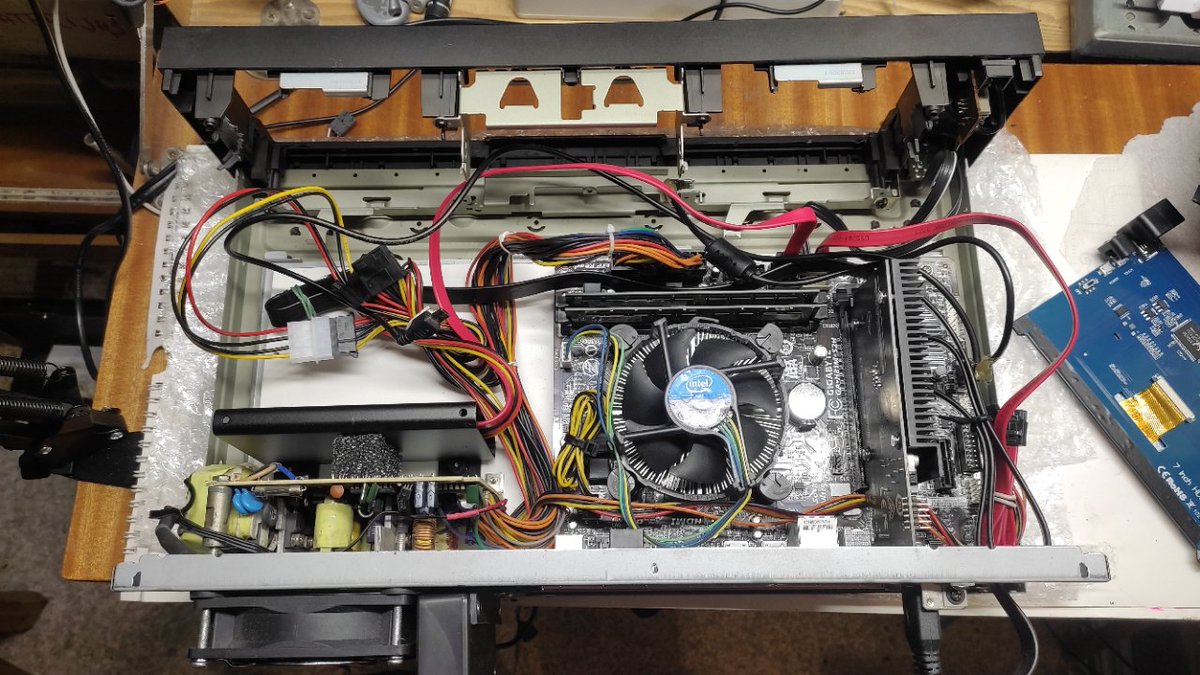 Thunder_Owl's tweet photo. What do you know - first tests already! It went kinda fast (within this one day) because all insides migrated from my previous FakeDeck, everything at once, like some big module.
#HiFi #Electronics #DIY #MediaPC #MediaPlayer #Modding #80ies #TapeDeck #TouchScreen #CustomPC https://t.co/DsMU1lYcdK