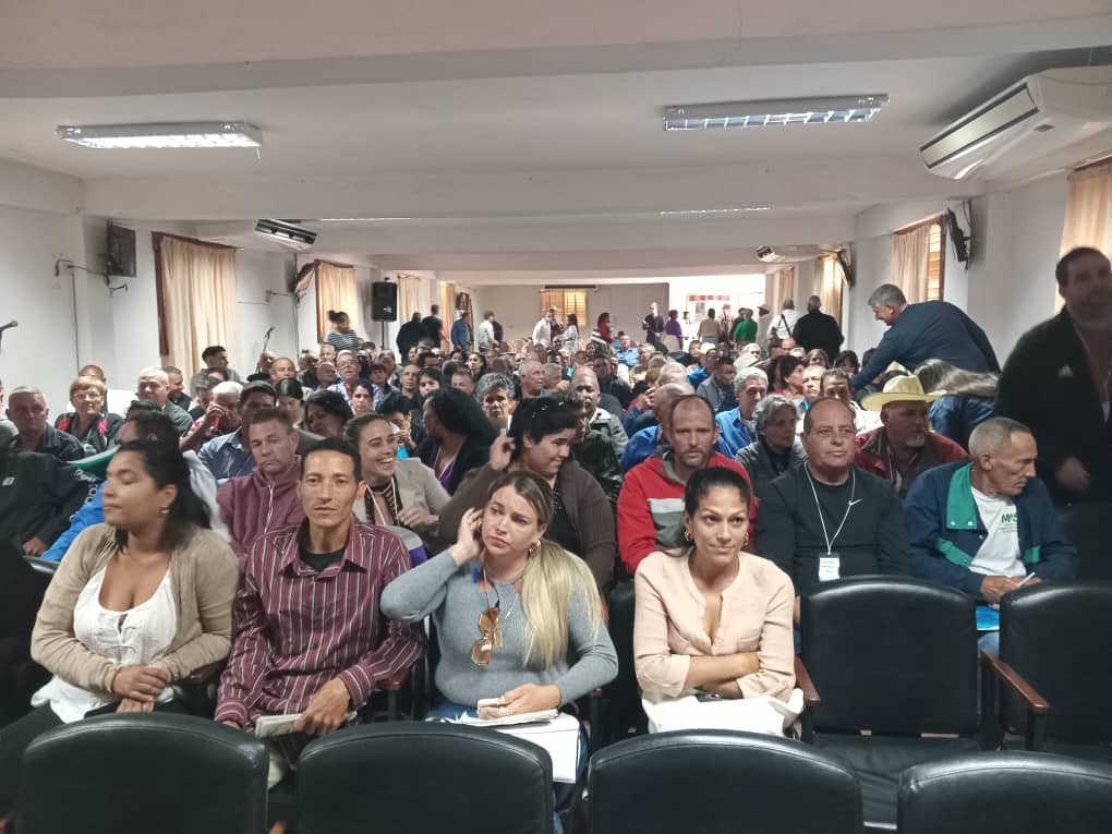 La responsabilidad del sector campesino en el incremento de los niveles de producción de viandas, hortalizas, frutas y granos y el fortalecimiento en la gestión de dirección de las juntas de las cooperativas, centraron los debates en la asamblea de  Güira de Melena. #AnapCuba