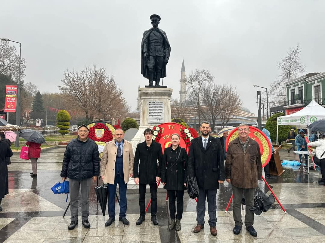 iyigenclik22's tweet photo. İl Gençlik Kolları Başkanımız Mehmet Ali ÇETİN, İl Başkanımız Hakan ŞAHİN ve yönetim kurulu üyeleri, Merkez İlçe Başkanımız Burak TANYELİ ile Atatürk'ün Edirne'ye Gelişi çelenk sunma törenine katıldık. https://t.co/JSLFNJsSqQ
