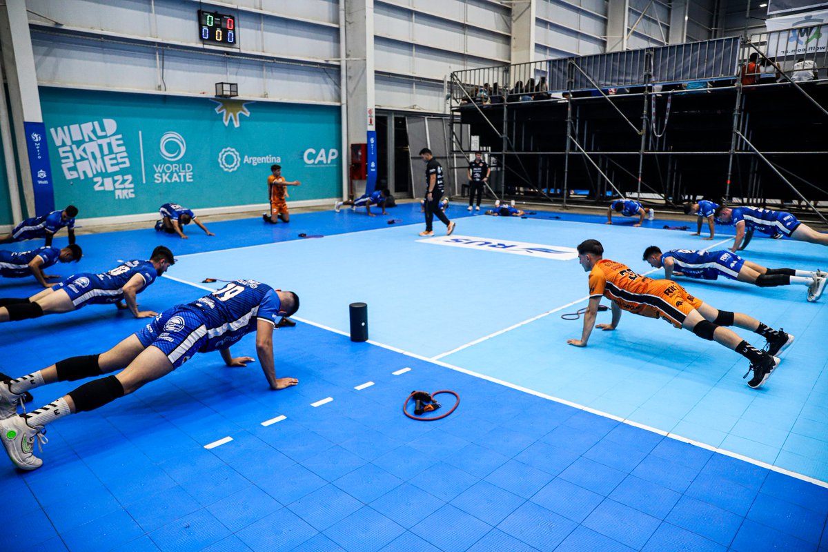 MonterosVoley's tweet image. #CopaACLAV 💪 Monteros Vóley se prepara para la final en el Parque Olímpico. El Profe Federico Quinteros comanda las acciones precompetitivas. 

Desde las 21:00 enfrenta a Ciudad Voley por el titulo.

En vivo: youtube.com/live/fsAC7k2dJ…

#OrgulloNaranja 🧡⁣