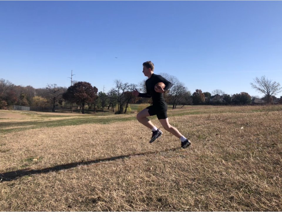 AndyCA2TX's tweet photo. Off-season workout on a chilly winter day, just a few days before Christmas. @TexasICE7v7 developing my skills. Insta: @andyfrlekin @CoachZim_Fresh @Jaayydastunna19 #2COLD #RockOut #WhyNotYou @Herofball #SkillsCoach #football @dctf https://t.co/JY3LZS30Tz