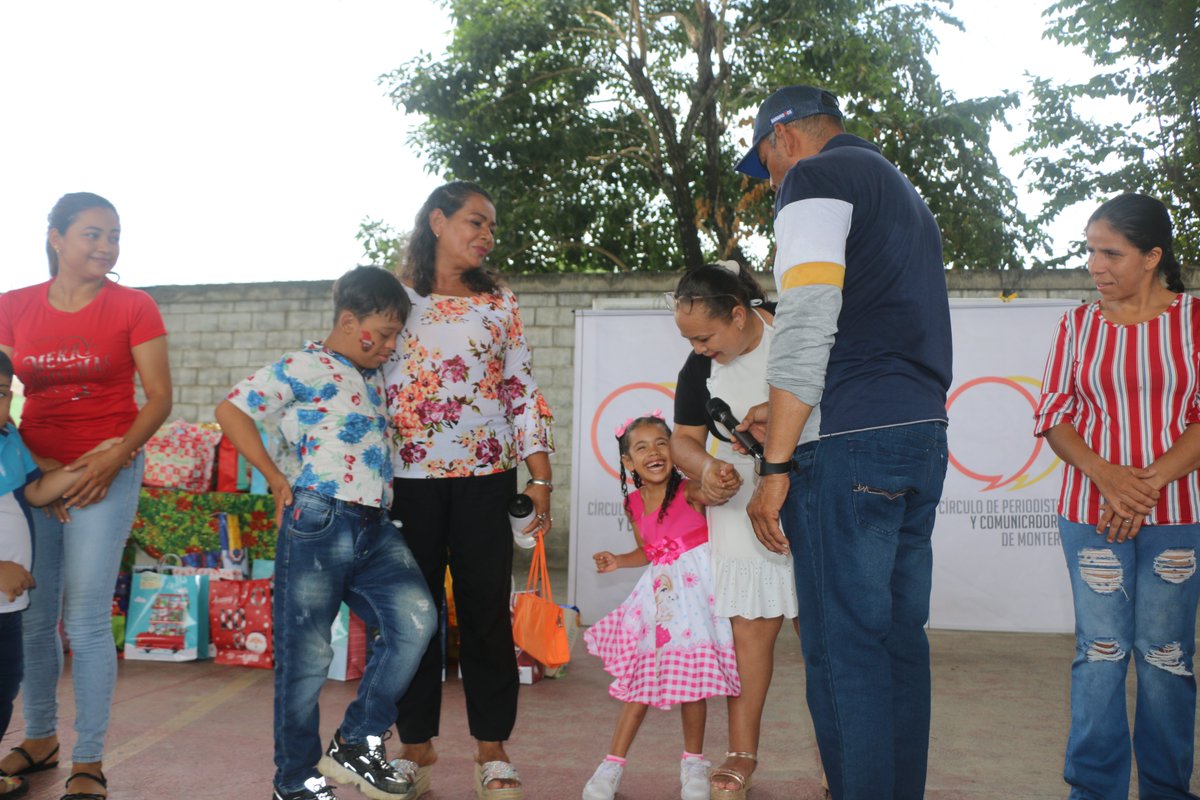 El presidente <a href="/jvelasquezure/">Jorge  Velásquez Crespo</a> instaló el evento reafirmando el sentido social de la organización y agradeciendo a la comunidad por acompañarnos durante la jornada. Niños y padres de familia  disfrutaron de un show de títeres, pintucaritas y demás actividades lúdico-recreativas.