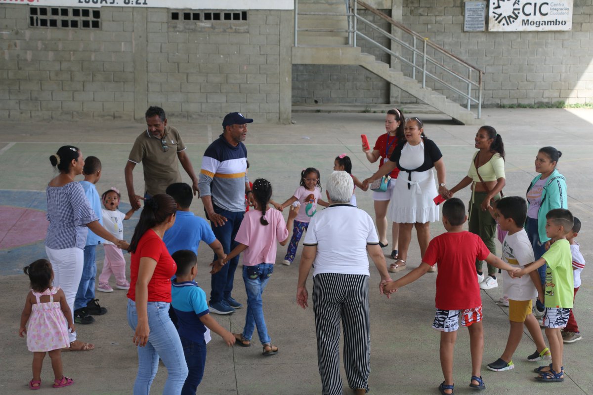 CPCMonteria's tweet photo. El presidente @jvelasquezure instaló el evento reafirmando el sentido social de la organización y agradeciendo a la comunidad por acompañarnos durante la jornada. Niños y padres de familia  disfrutaron de un show de títeres, pintucaritas y demás actividades lúdico-recreativas. https://t.co/sThcdlMDgP