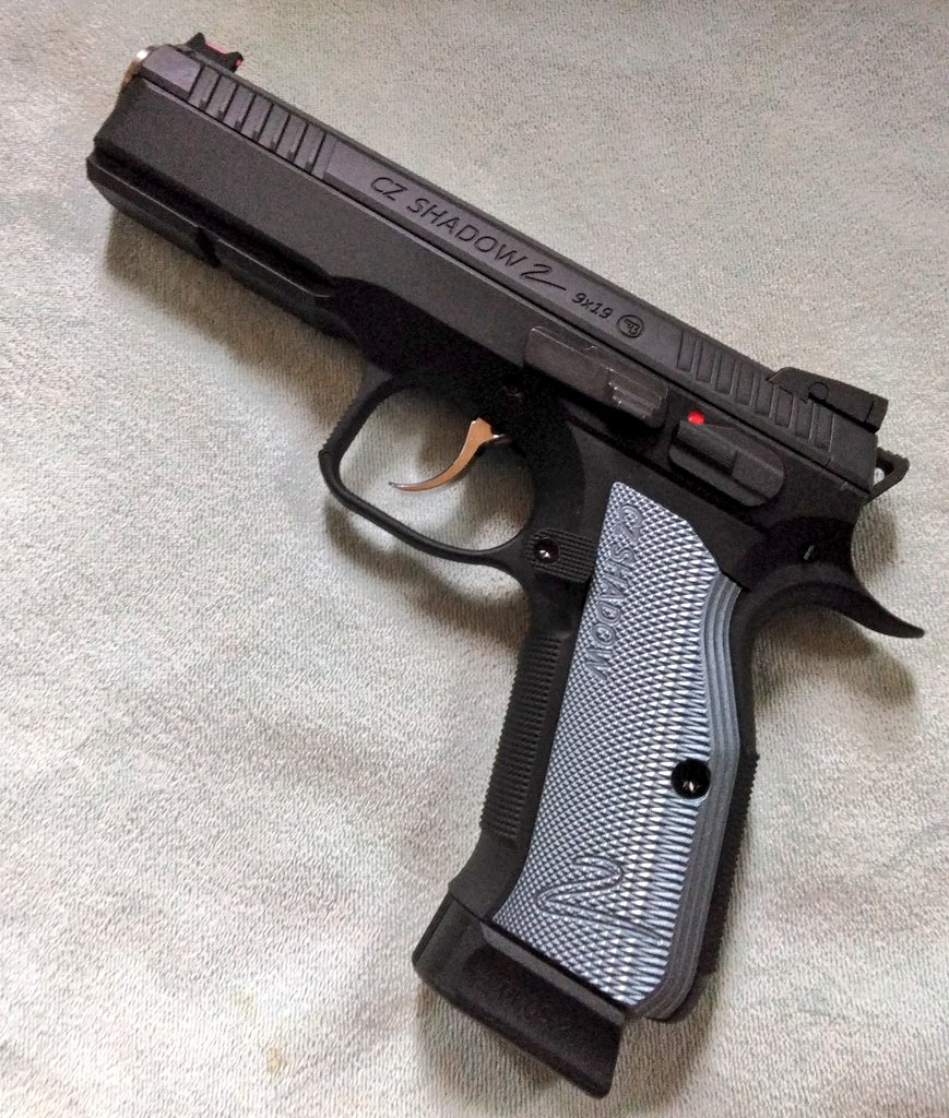 昨日入手した、Cz SHADOW2用グリップ&マグウェルを装着。 グリップ感は