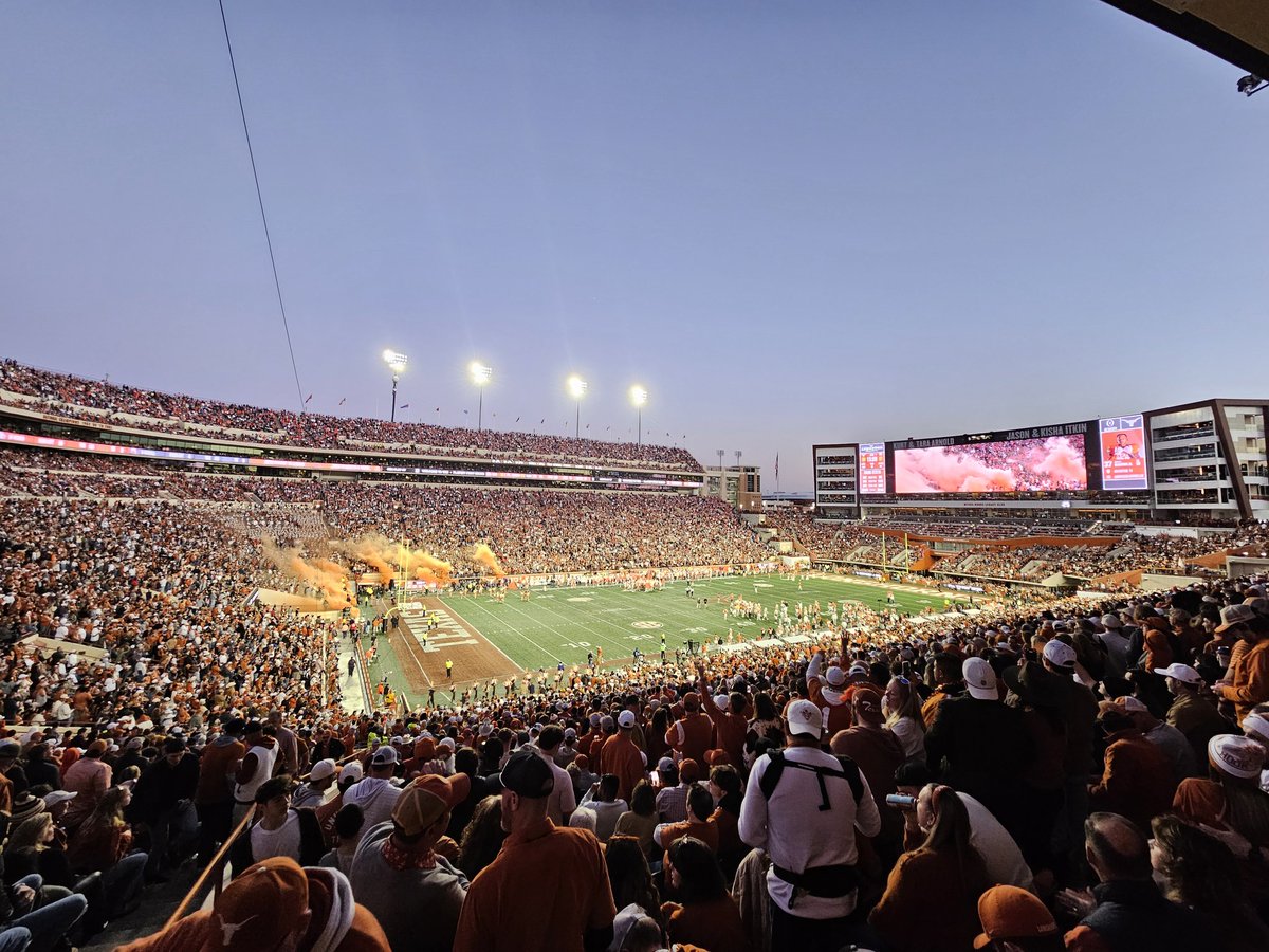 KT23Sports's tweet photo. @Peyton_Russell1 It's so loud at DKR. HOLY CRAP!!!! #TOLO 🧡🤘🧡 #CLEMvsTEX #CFBPlayoff #HookEm https://t.co/f0hUKeJ8JE