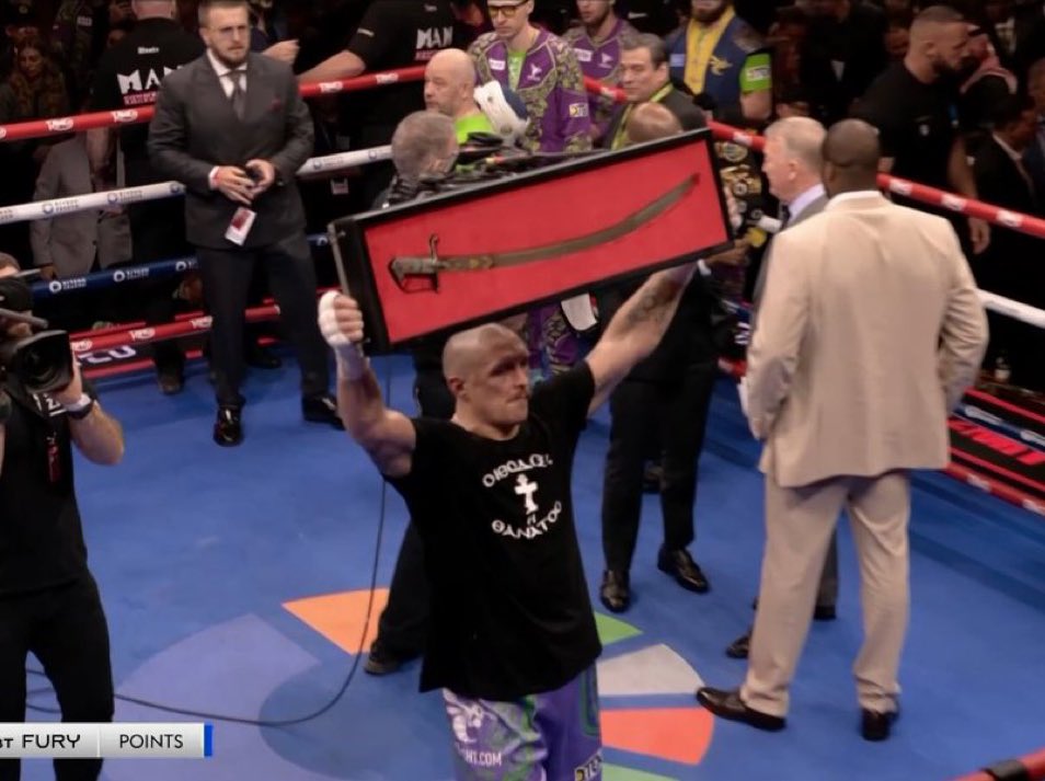 Highlight of the fight - Frank Warren waffling with his scoreboard, whilst Usyk is wondering around with a massive fucking sword 🤣

Love Usyk, unreal bloke
