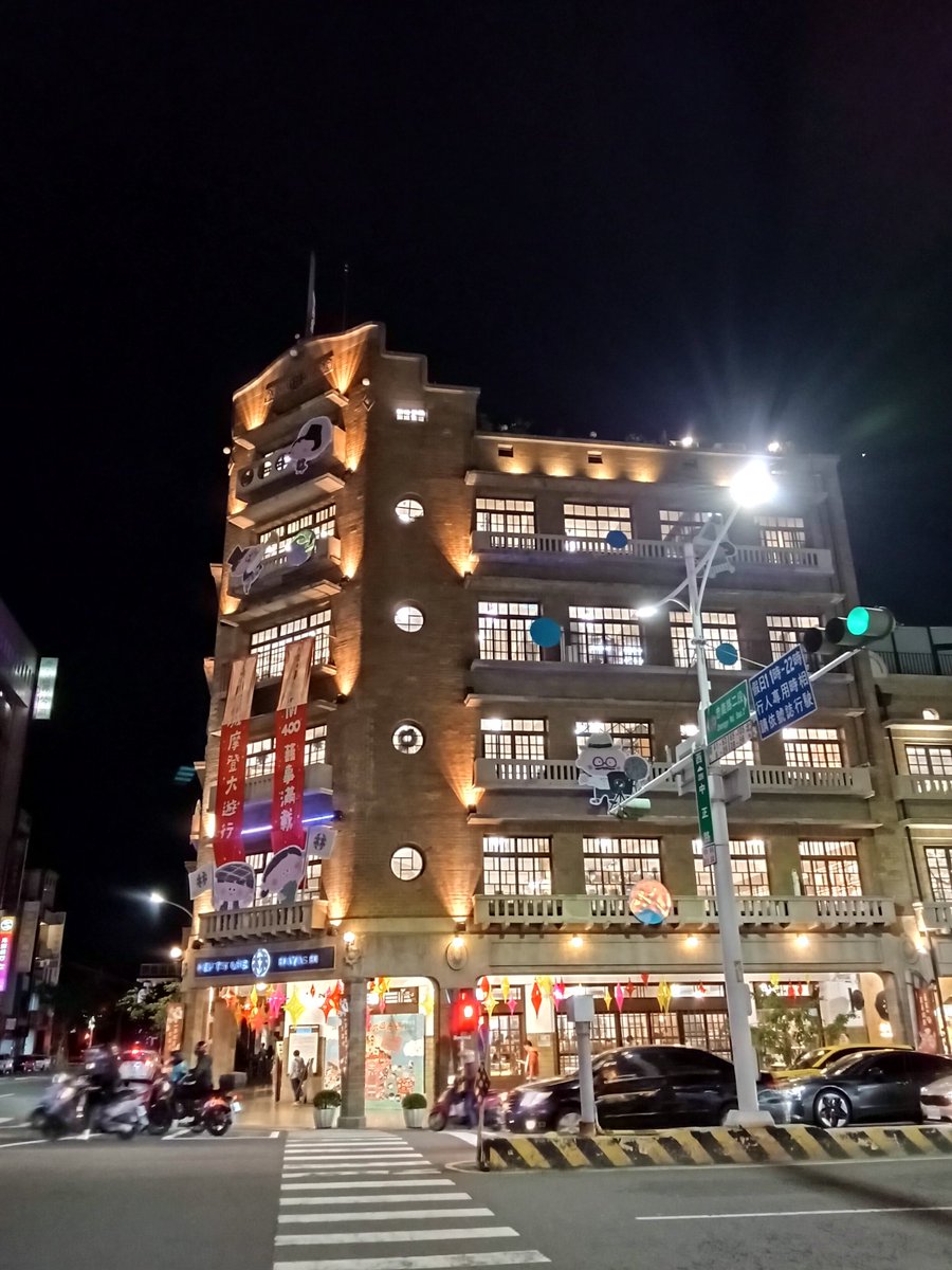 kou4696's tweet photo. 著名な観光地を巡ることも勿論良いけれど、何気ない場所の何気ない風景はもっと良いかも知れない。
旅行前は日本が残し��良い遺産悪い遺産を等しく見たい！と息巻いていたけれど、
実際には街中の至る所に日本統治期の建物が美しく保存され、過去の記憶の蓄積に圧倒されるだけだった。 https://t.co/Wbsckr4vbo