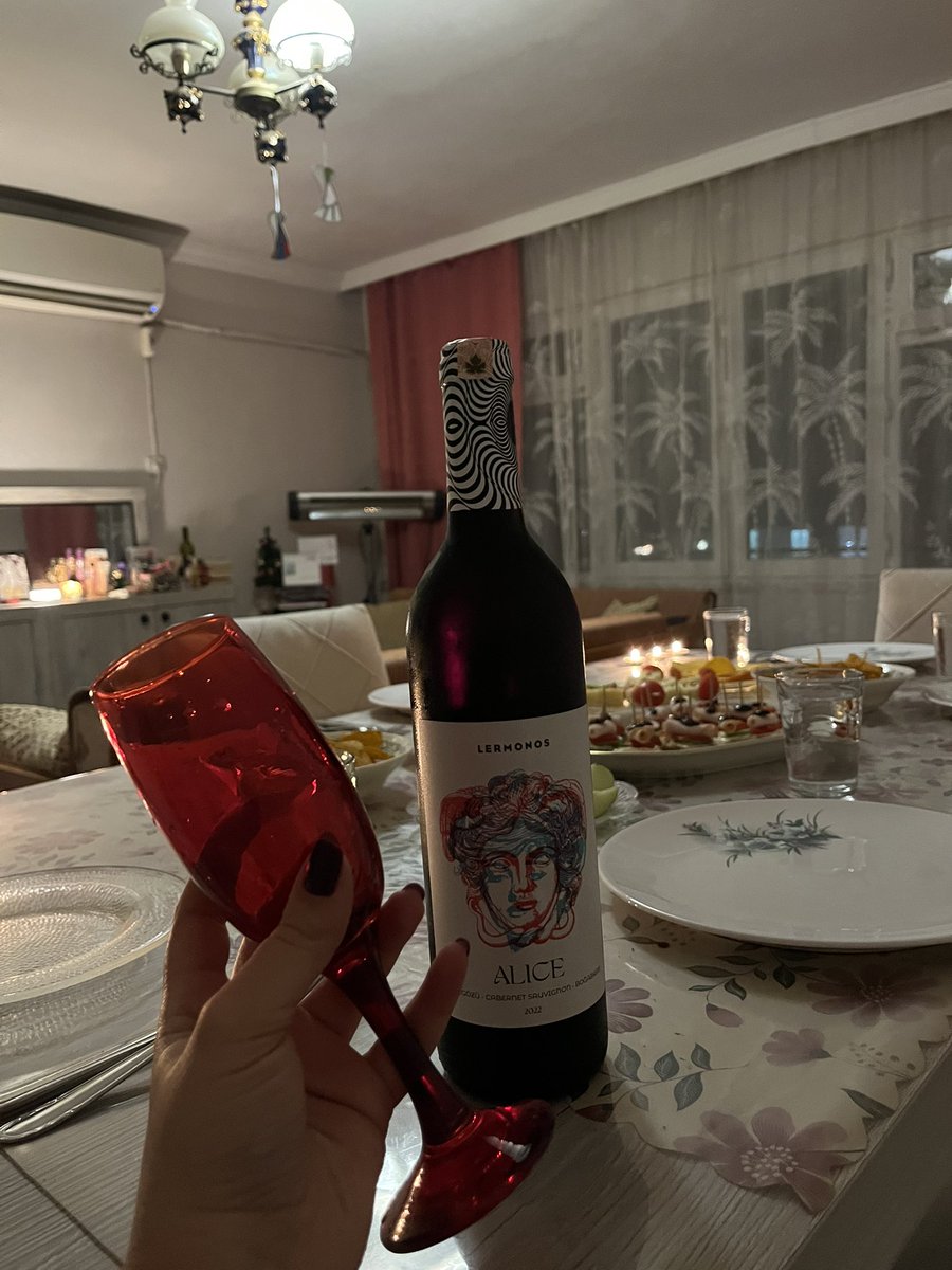ky_aveta's tweet photo. En uzun gece 🌙✨ Narlar kırıldı, dilekler dilendi. Hadi bakalım 2025 yap şovunu 😅 https://t.co/W3M3MVy9Mg
