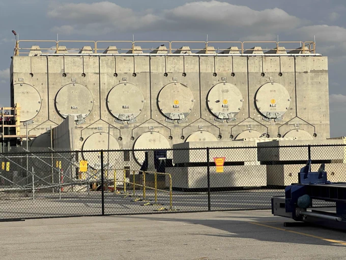 @isabelleboemeke Very cool thread! I got to see the dry cask storage at Wolf Creek last October, which was awesome after visiting the Orano spent fuel facility the previous year, and hearing them talk about utilizing a new two tier storage system to store fuel!

I didn't get to kiss it though 😔 
