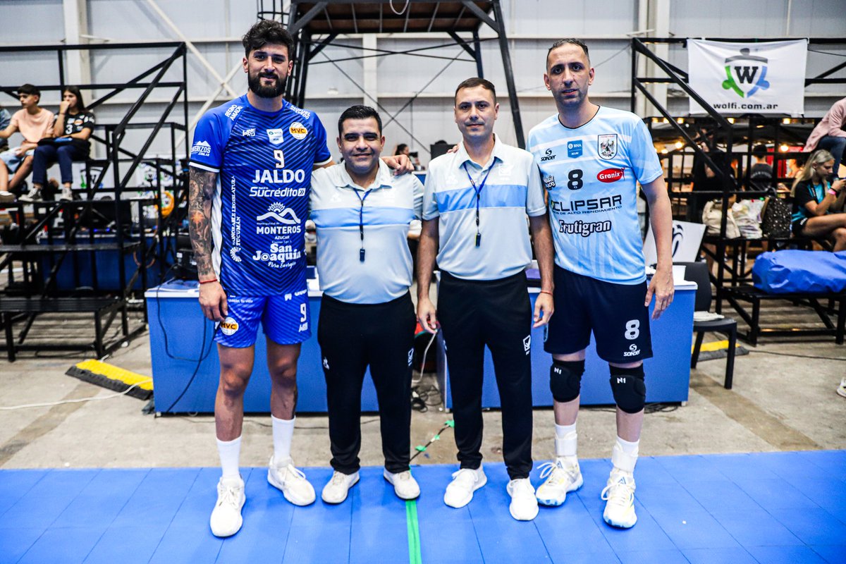 MonterosVoley's tweet image. #CopaAclav Sorteo listo y la foto de los capitanes para esta gran final @lucasfrontini9 y @demigonzalez8 

Los árbitros del encuentro serán: Andrés Villarreal (1°)y Emanuel Herrera (2°).

En vivo: youtube.com/live/fsAC7k2dJ…

#orgulllonaranja 🧡