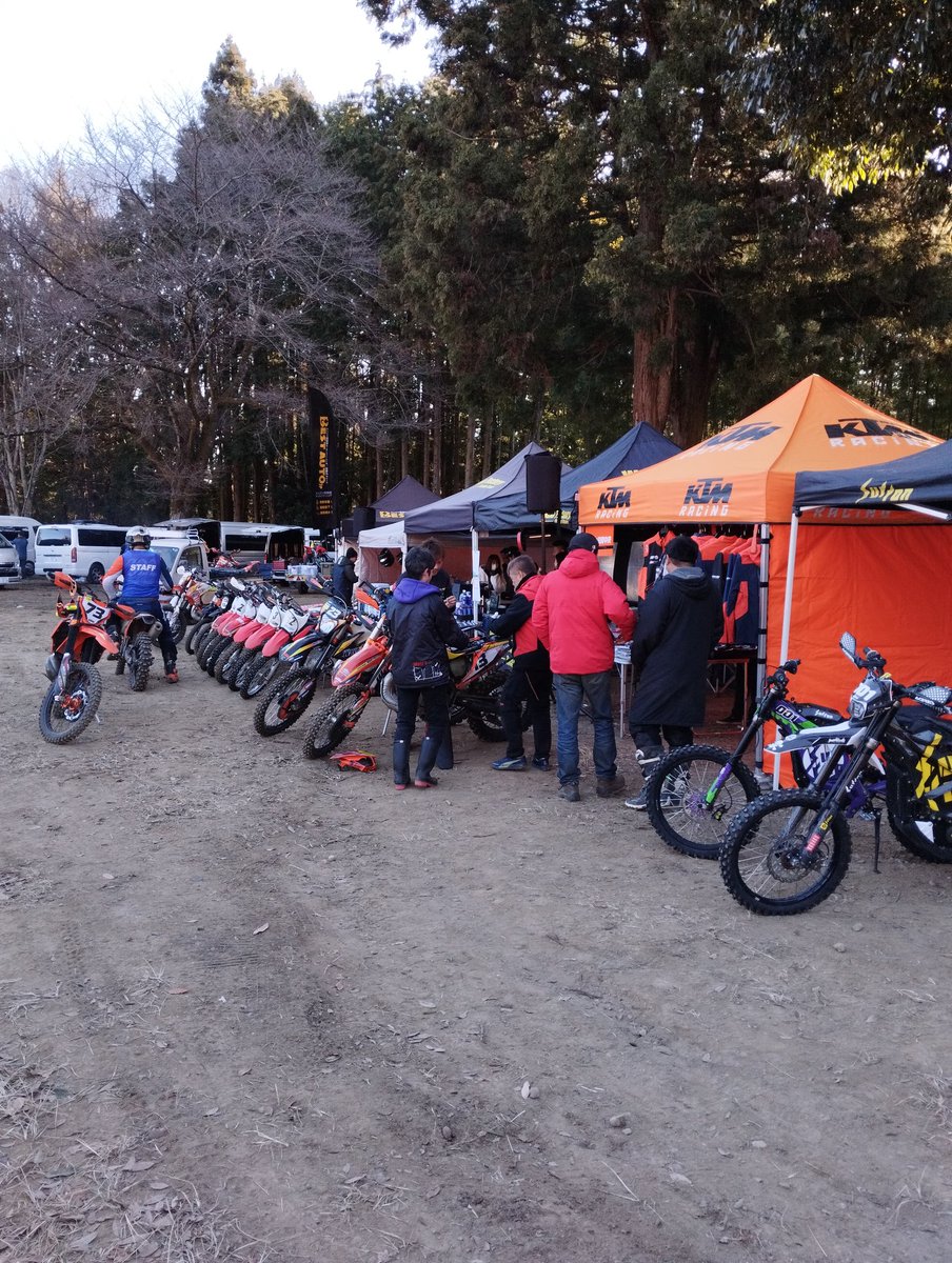 BESTAUTO_WADA's tweet image. 本日は日野カントリーオフロードランド「モトクロスしませんか？」に出店中。

思った程寒くない！
そして今年、初めてのドライコンディション(走らんけど)♪

コーヒー飲も♪♪
#wavefactory
#モトクロスしませんか