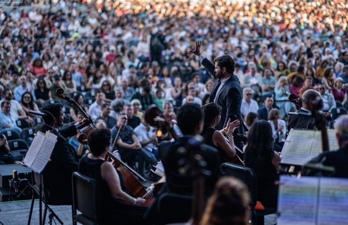 GabrielBoric's tweet photo. La cultura nos acerca, nos permite mirarnos a los ojos y reconocernos unos a otros. 

La Novena Sinfonía de Beethoven vuelve a sonar en el Estadio Nacional, tal como esa tarde de 1990 cuando asumía el Presidente Patricio Aylwin, marcando el retorno a la democracia. 

Gracias a la @uchile por invitarme a “Oda a la Fraternidad”, un concierto abierto y gratuito para la comunidad de la Orquesta Sinfónica Nacional y el Coro Sinfónico Universidad de Chile, que nos permite apreciar una de las más grandes obras de la creación humana. Qué alegría el acceso a la cultura para todos y todas!