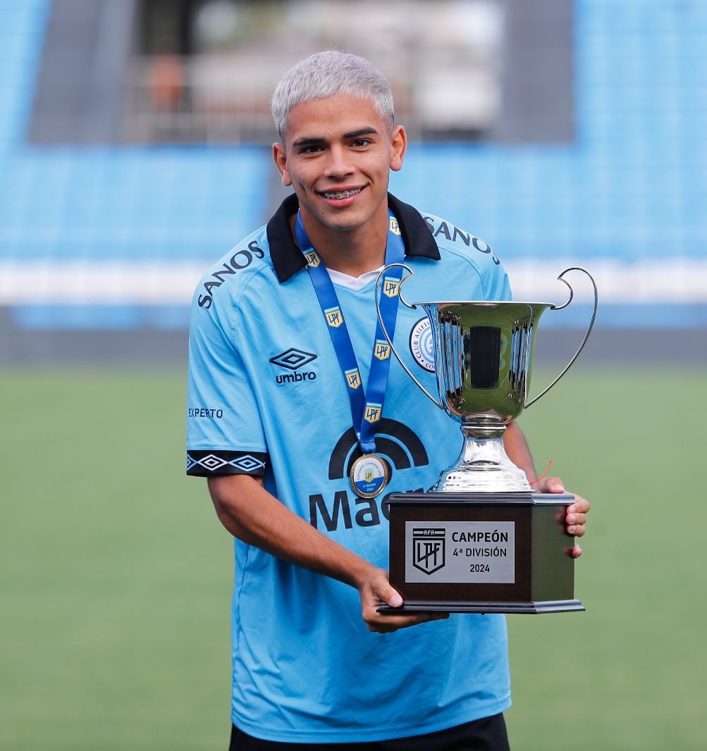 Facu_Priante's tweet photo. #Belgrano | 🔥 César "Gambeta" Galíndez realizará la pretemporada con Reserva.

🏆 Volante izquierdo de 19 años. Campeón 2022 en 6ta -convirtió 2 goles- y campeón histórico 4ta AFA -hizo un gol-. 

🏴‍☠️ Anotó el gol idéntico de Di María a 🇫🇷. 
Su hermano se llama Daleb (Dale la B). https://t.co/FpHrpVjoNT