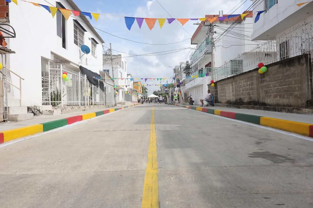dumek_turbay's tweet photo. La #CalletónNavideña llega nuevamente al barrio #LosCalamares 📍

Esta tarde entregamos las obras de rehabilitación en la calle 26, entre las carreras 56F y 56A. Con estos 100 metros lineales de pavimento rígido, logramos que el acceso al barrio se volva más fácil y cómodo para todos.

Seguimos trabajando sin descanso para transformar la calidad de vida de todos los cartageneros, ¡AVANZAMOS!