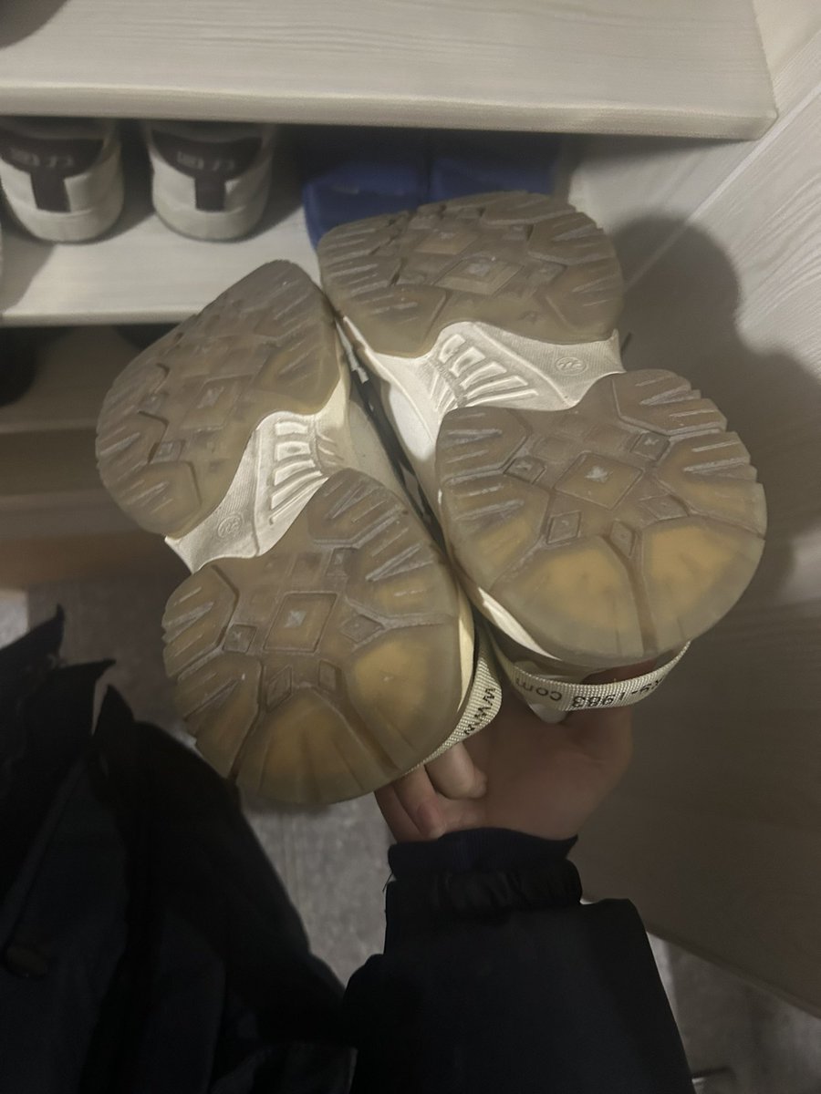 vpie288753's tweet photo. 兄弟们，这种平底运动鞋，味道其实真的很不错，这双鞋子韵味也挺大的，在这里面放点我的精华 不过分吧，哈哈哈哈 必须搞她。#鞋底奴 #鞋底养护 #楼道 #扫楼打胶 #打飞机 #打胶 #小区 #平底鞋 https://t.co/yyKOtbu7bo