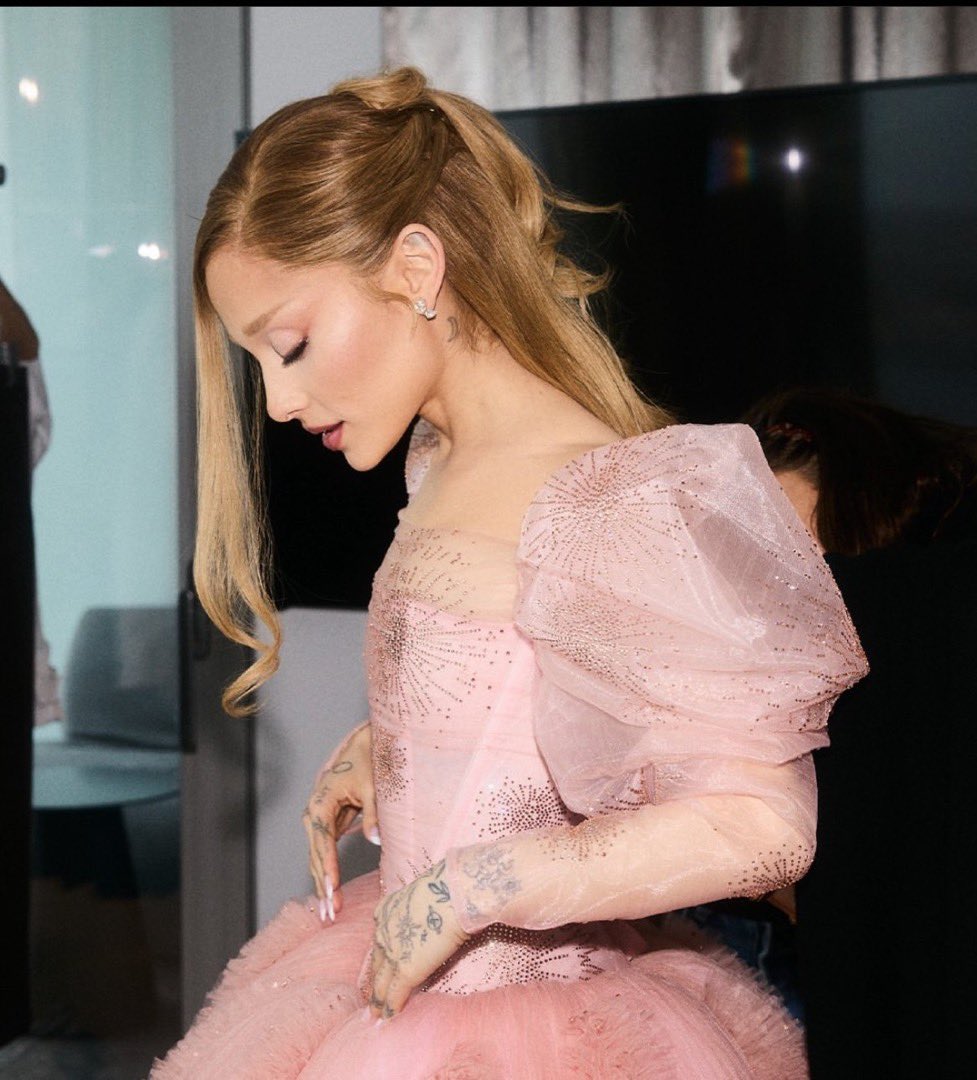 shemoonliight's tweet photo. this insane side profile https://t.co/g0DeWSARwl