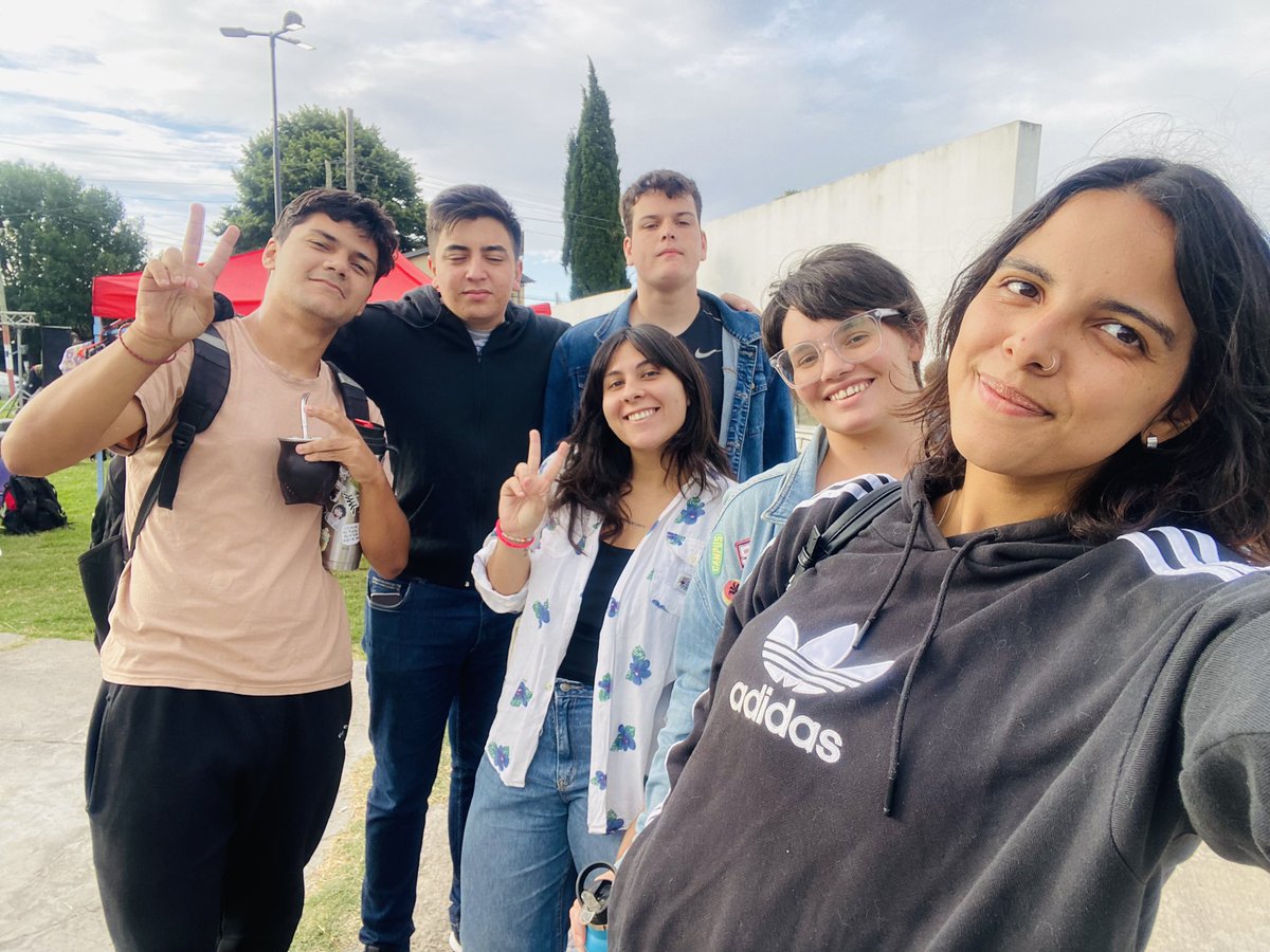 MicolFarias_'s tweet photo. Última feria de economía popular  y solidaria del año en Villa Elvira 🙌🏽 
Que linda tarde pasamos! 🧉 https://t.co/fqe4UQQjou