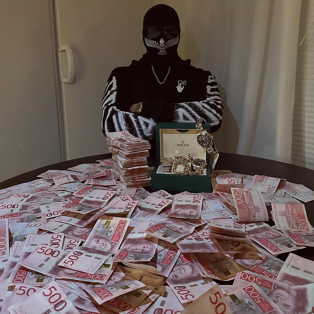 TrapWorldOffic1's tweet photo. El rapero sueco Gaboro fue as*sinado a tiros en un aparcamiento en Norrköping, tenía 24 años. El as*sino grabó un vídeo de la ejecución y lo compartió en internet, donde puede escucharse a la víctima gritar "te lo ruego".🔫‼️ DEP🕊️ #TrapWorld https://t.co/bVOOo8a4YI