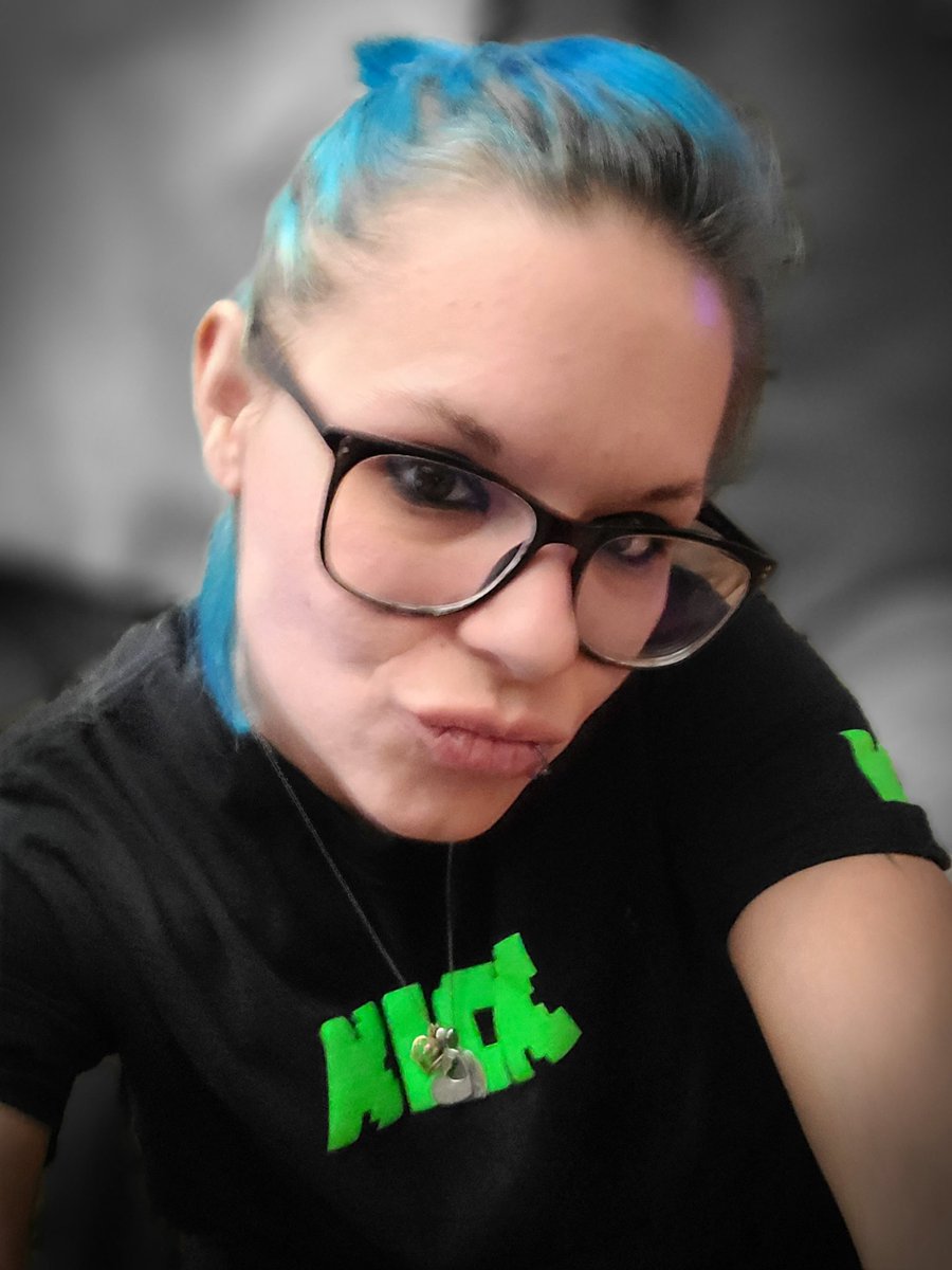 Sasha 🔜 Frozen tweet media