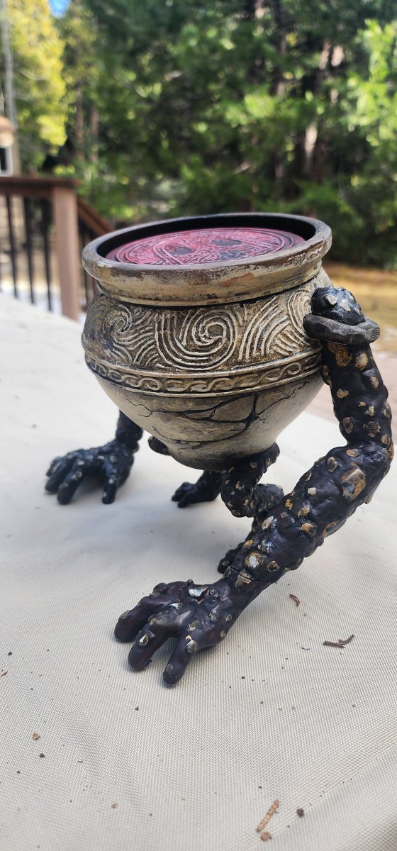 punishedloaf's tweet photo. Printed and painted a pot friend for a secret santa. It's been so long since I've actually painted anything 😩 https://t.co/f5FfKJNESj