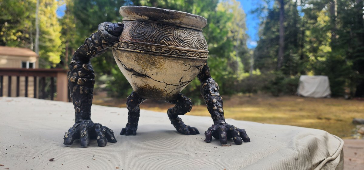 Printed and painted a pot friend for a secret santa. It's been so long since I've actually painted anything 😩