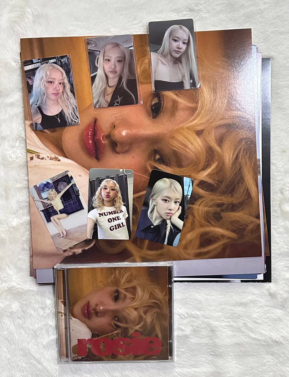 FanGirlNicco's tweet photo. Rosie first pulls! The seller forgot to send me the retail exclusive album tho lol.
#niccomails https://t.co/Lr2zbWMPG3