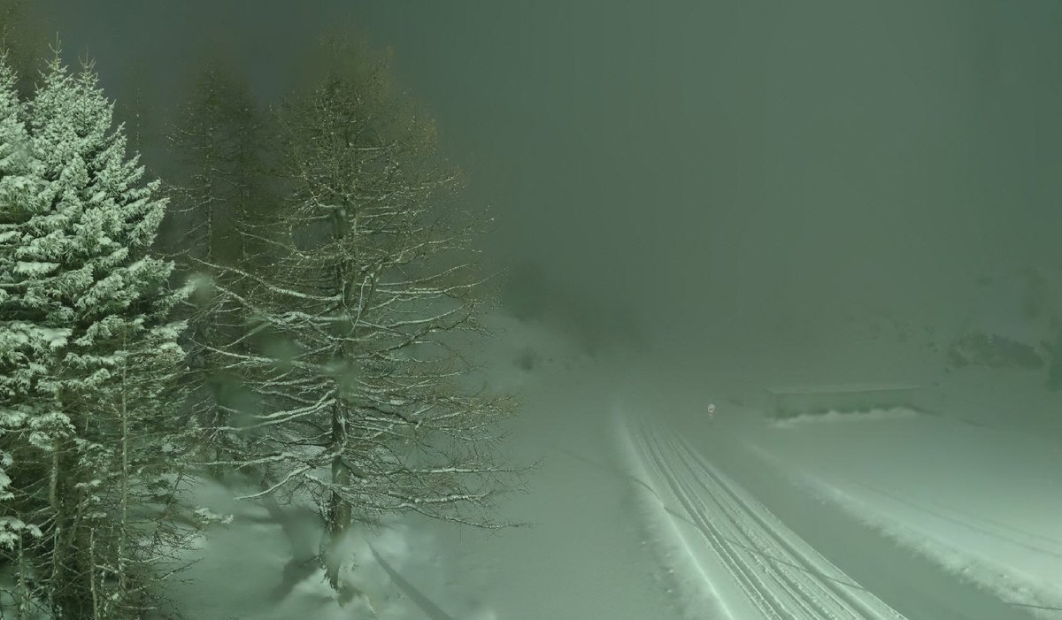 Alpenweerman's tweet photo. Een goede winteruitrusting #winterbanden is deze dagen een must wanneer je van, naar of in de Alpen onderweg bent. Momenteel sneeuwt het intensief tot in het Rhonedal #Wallis en zijn de wegen sneeuwbedekt. Actuele beeld #Simplonpass (2005m) ter hoogte vd #Adler Parking https://t.co/DvrGfgMxLq