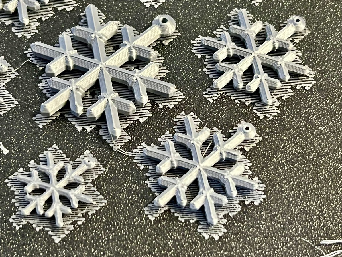 akichika's tweet image. 昨日はCoderDojo武蔵小杉でTinkercadのプログラミングで雪のオーナメントを作りました。この半年の3Dプリンターグッズづくりの集大成でした。アルゴリズム的な題材にも良いので3Dプリンターをお持ちの方は冬休みにぜひ。フラクタル構造やなぜ雪の結晶は六角なのかの興味にも繋がります。 #CoderDojo