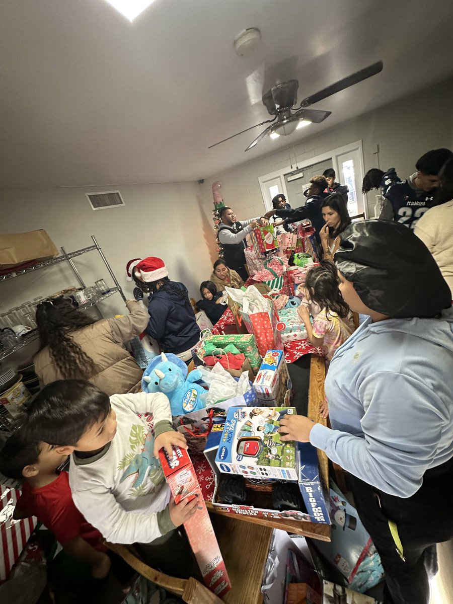 Marco Chavez (@coachmchavez) on Twitter photo Great time of the year to spend with our #HuskyFamily giving back to our community and watching our senior All-Stars ⭐️ Thank you for your help in making today possible <a href="/KMcClain912/">Krystle McClain</a> <a href="/d21rdgz/">Coach D’Rod</a> <a href="/J_Gomez90/">Coach Gomez</a> <a href="/chapincheer23/">Chapin Cheer 24-25</a> <a href="/ChapinHuskiesFB/">Chapin Husky Football</a>
<a href="/EPISDathletics/">EPISD ATHLETICS</a> <a href="/915Showcase/">Greater EP Football Showcase</a> Great time of the year to spend with our #HuskyFamily giving back to our community and watching our senior All-Stars ⭐️ Thank you for your help in making today possible <a href="/KMcClain912/">Krystle McClain</a> <a href="/d21rdgz/">Coach D’Rod</a> <a href="/J_Gomez90/">Coach Gomez</a> <a href="/chapincheer23/">Chapin Cheer 24-25</a> <a href="/ChapinHuskiesFB/">Chapin Husky Football</a>
<a href="/EPISDathletics/">EPISD ATHLETICS</a> <a href="/915Showcase/">Greater EP Football Showcase</a>