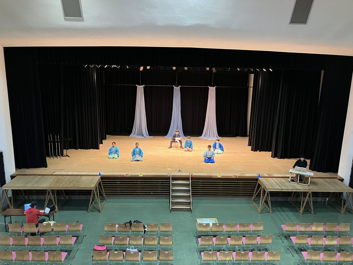 houreki2024's tweet image. 2階席からおじゃまします📷昨日は衣装を来て本番に近い状態での稽古でした！

お知らせです📰
明日の #南日本新聞  「オセモコ」に掲載予定！出演者のひとり・心桜さんが、こども特派員を務めています。
ミュージカルについて取材してくれました！どんな記事になっているかな？👀
#宝暦治水