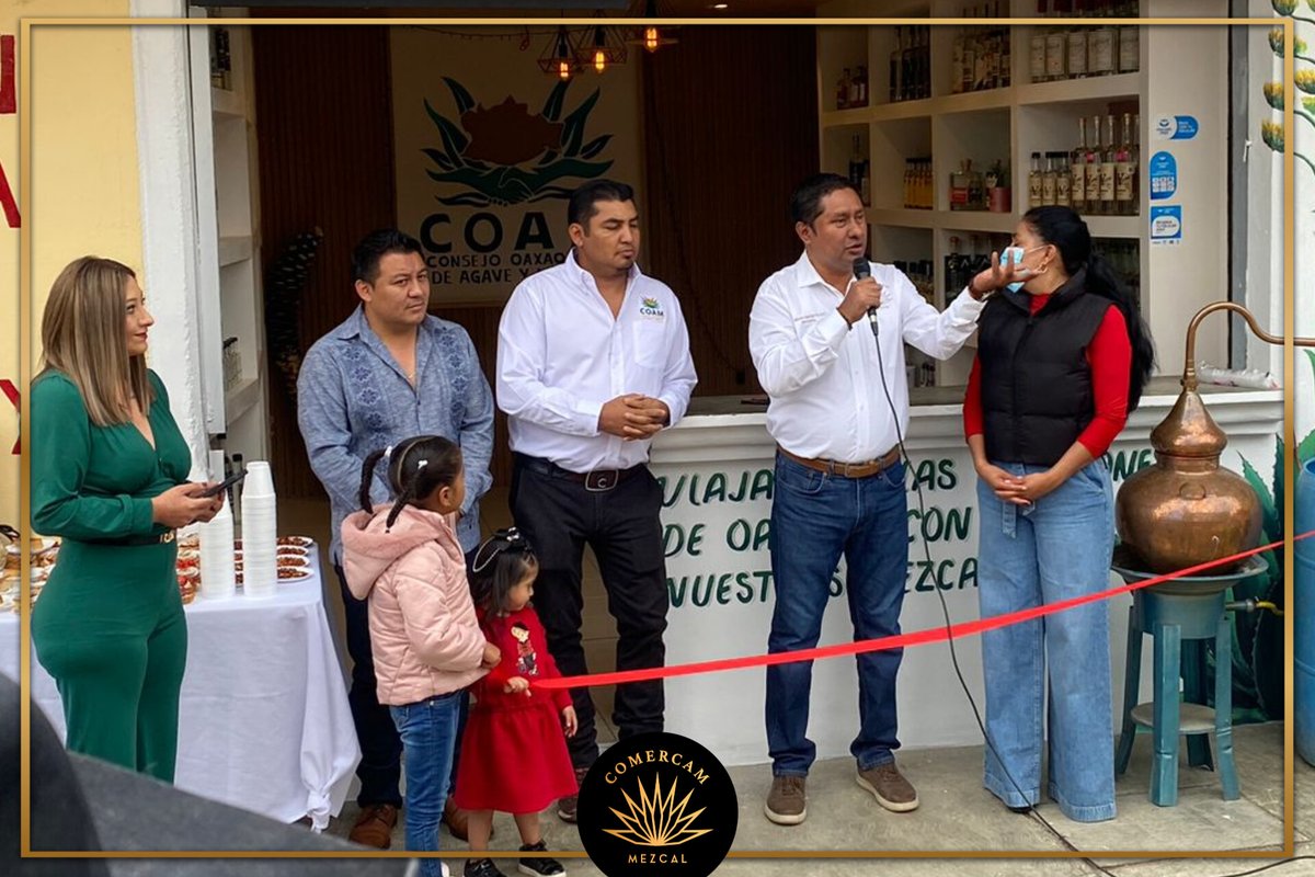 COMERCAM_AC's tweet photo. Asistimos a la inauguración del punto de venta de nuestros amigos del Consejo Oaxaqueño del Agave y Mezcal ubicado en Sta. Ma. El Tule, Oax. Deseamos a cada marca el mayor de los éxitos y el reconocimiento por preservar la Bebida Mágica de México.
#COMERCAM #COAM #Mezcal #Maguey https://t.co/xAARntkljh